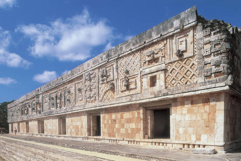 无人,横图,室外,白天,仰视,建筑,雕塑,墨西哥,艺术,装饰,雕刻,雕像,云,图像,历史,废墟,台阶,天空,工艺品,地标建筑,摄影,纪念,美术,考古学,人造,北美,拉丁美洲,主题,美洲,自然现象,陈列,视角,玛雅文明,尤卡坦半岛,尤卡坦州,功能,美学,构图,古代文明,彩图,低角度拍摄,旅行,时空,拉美文明,状态