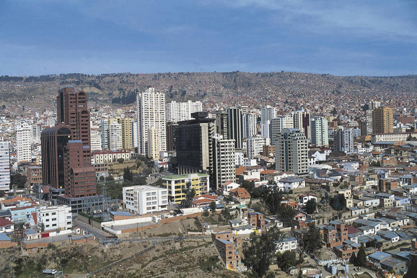 无人,横图,俯视,室外,白天,山,植物,城市,建筑,摩天大楼,玻利维亚,云,首都,图像,树,天空,办公大楼,南美,摄影,人造,拉丁美洲,都市风光,主题,美洲,自然现象,视角,地貌,构图,拉巴斯,彩图,高角度拍摄,旅行,时空