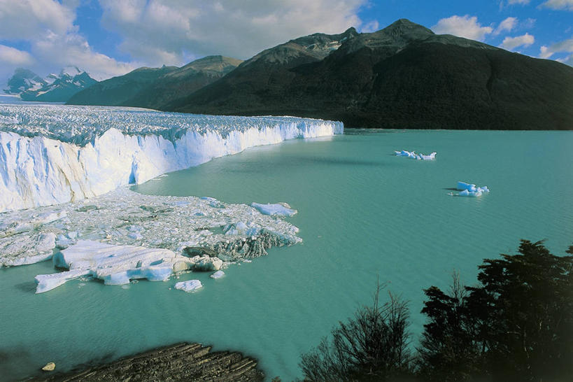 无人,横图,室外,白天,山,水,植物,多云,阿根廷,冰,云,图像,树,风景,天空,自然,地标建筑,概念,南美,摄影,宁静,国家公园,拉丁美洲,主题,美洲,自然现象,冰河,地貌,构图,巴塔哥尼亚,莫雷诺冰川,自然地理,彩图,旅行,时空