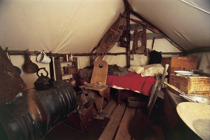 无人,横图,室内,采矿业,床,家具,卧室,椅子,加拿大,工具,帐篷,床单,图像,设备,床上用品,座位,物品,枕头,概念,工业,摄影,金属板,北美,风格,主题,美洲,露营,户外活动,鹤嘴斧,构图,育空地区,彩图,旅行,机遇,时空,斧