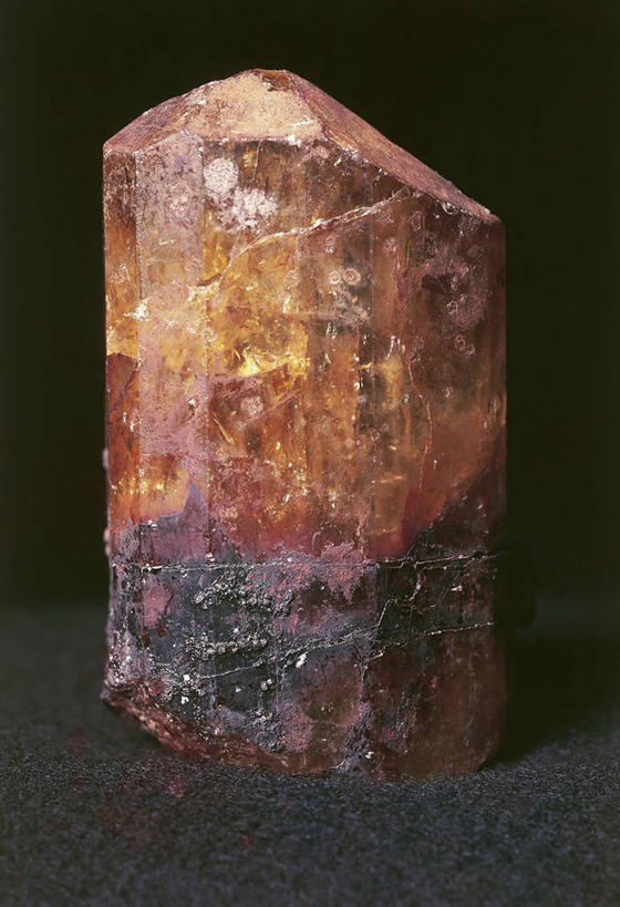 无人,竖图,室内,特写,黑色背景,图像,一个,黑色,自然,摄影,单个,主题,自然现象,构图,地质学,矿物质,磷灰石,自然地理,岩石,彩图,影棚拍摄,磷酸盐