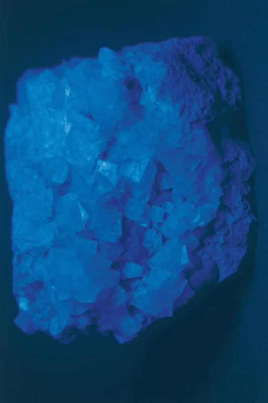 无人,竖图,阶调图片,室内,特写,水晶,图像,一个,蓝色,自然,摄影,单个,主题,自然现象,构图,地质学,矿物质,萤石,自然地理,岩石,彩图,影棚拍摄