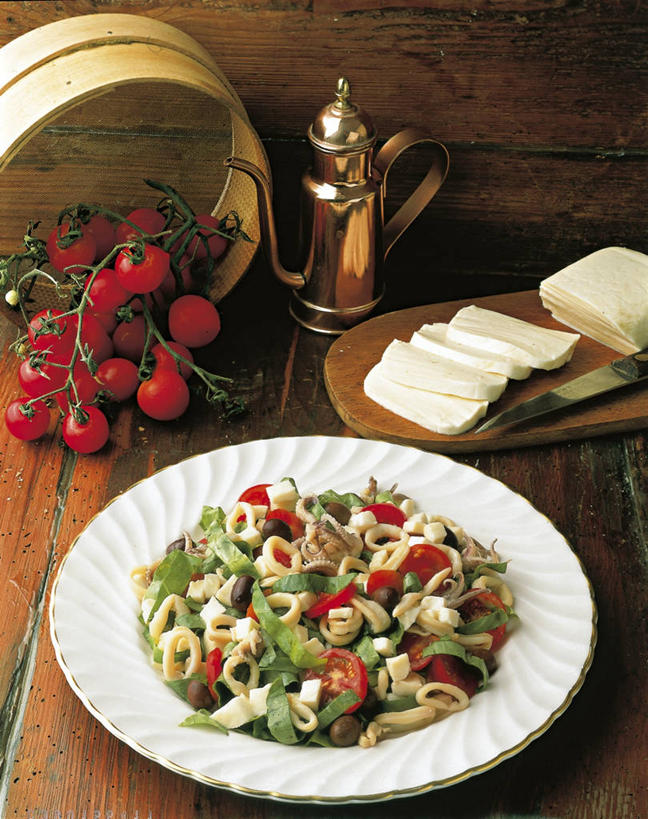 点心,面包,奶酪,无人,竖图,俯视,室内,桌子,浆果,静物,切开,木制,沙拉,食品,面点,案板,咖啡壶,吐司,饮食,食物,糕点,红色,盘子,刀,切,摄影,生活方式,多样,法式面包,清新,剖面,吐司面包,切面,健康食物,菲塔乳酪,彩图,高角度拍摄,多士,听型面包