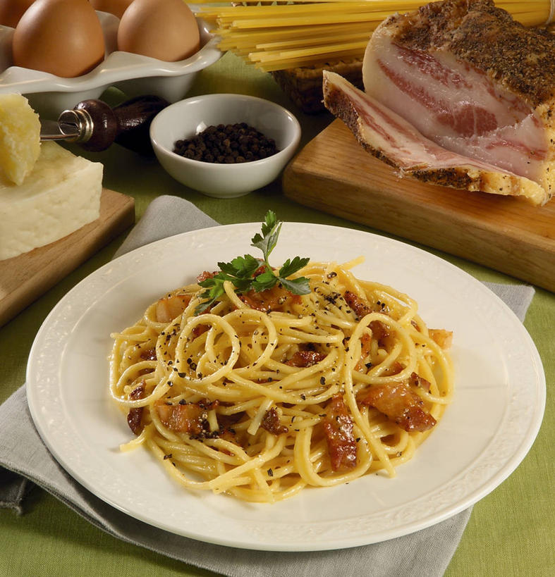 面食,面条,奶酪,无人,竖图,俯视,室内,特写,烹饪,西餐,鸡蛋,面,干酪,起司,料理,食品,案板,芝士,营养,菜肴,美食,饮食,食物,乳酪,西式,摄影,佳肴,生活方式,乳制品,发酵,意大利干酪,鸡蛋盒,健康食物,意大利细面条,熏猪肉,彩图,高角度拍摄