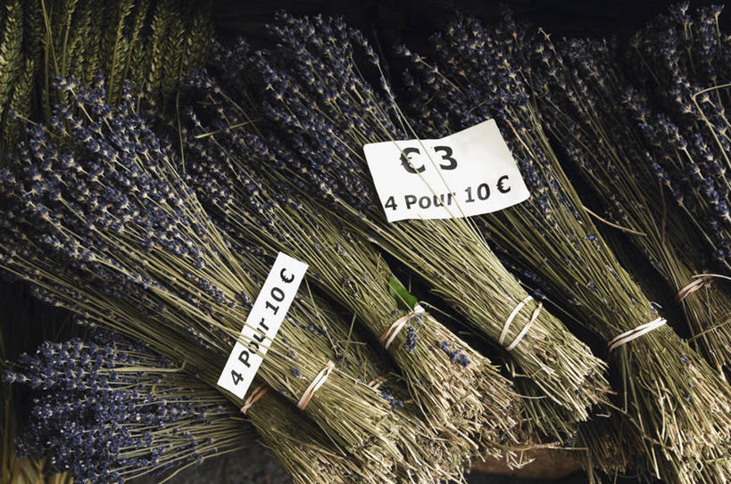 无人,横图,俯视,室外,特写,白天,爱情,静物,法国,欧洲,文字,市场,浪漫,串,货摊,花市,香草,薰衣草,零售,摄影,脆弱,普罗旺斯,地中海文化,价格标签,呼吸,圣曹菲,滨海阿尔卑斯,灵香草,黄香草,奇迹,大写字母,彩图,高角度拍摄