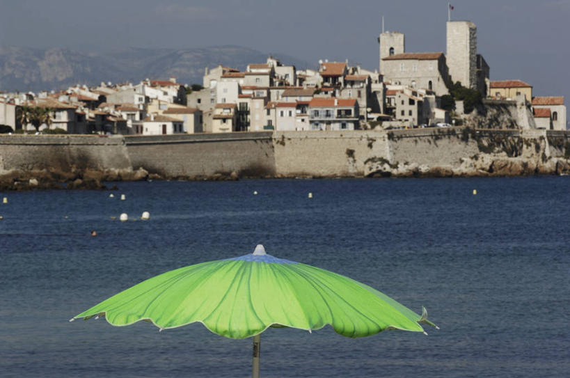 无人,横图,室外,白天,海洋,建筑,法国,欧洲,波纹,伞,墙,一个,天空,摄影,单个,普罗旺斯,地中海文化,彩图,安提布