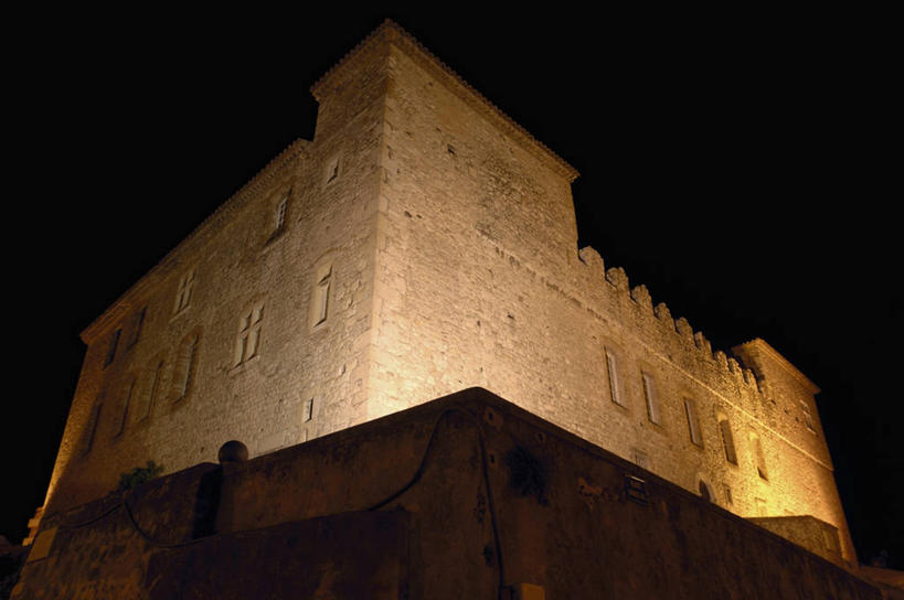 无人,博物馆,横图,室外,夜晚,仰视,建筑,法国,欧洲,城堡,古典,历史,摄影,照亮,普罗旺斯,地中海文化,滨海阿尔卑斯,彩图,低角度拍摄,安提布,传统文化,过去