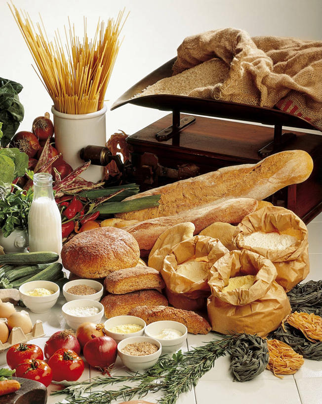 面包,牛奶,无人,竖图,室内,特写,小麦,蔬菜,西红柿,洋葱,静物,许多,鸡蛋,食品,很多,饮食,饮料,牛奶瓶,瓶子,摄影,多样,小圆面包,健康食物,意大利细面条,彩图