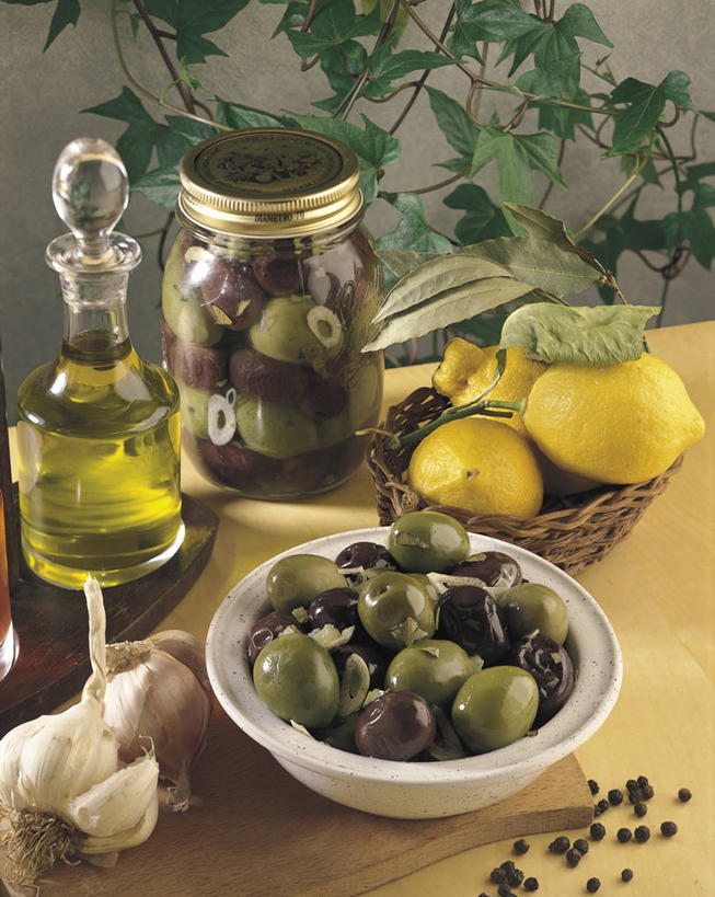 无人,竖图,室内,特写,烹饪,桌子,柠檬,静物,叶子,橄榄油,料理,食品,菜肴,美食,饮食,食物,瓶子,碗,摄影,佳肴,泡椒,绿橄榄,酸黄瓜,广口瓶,柑橘属,乌榄,大蒜,彩图,传统文化,成分