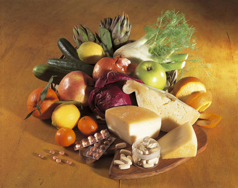 奶酪,无人,横图,俯视,室内,特写,苹果,柠檬,蔬菜,西红柿,洋葱,静物,水果,许多,药丸,塑料,朝鲜蓟,食品,很多,饮食,盒子,包装盒,盘子,容器,塑料制品,青苹果,橙色,摄影,生活方式,多样,储藏,储存,清新,营养品,健康食物,彩图,高角度拍摄,吸塑包装盒,贮存