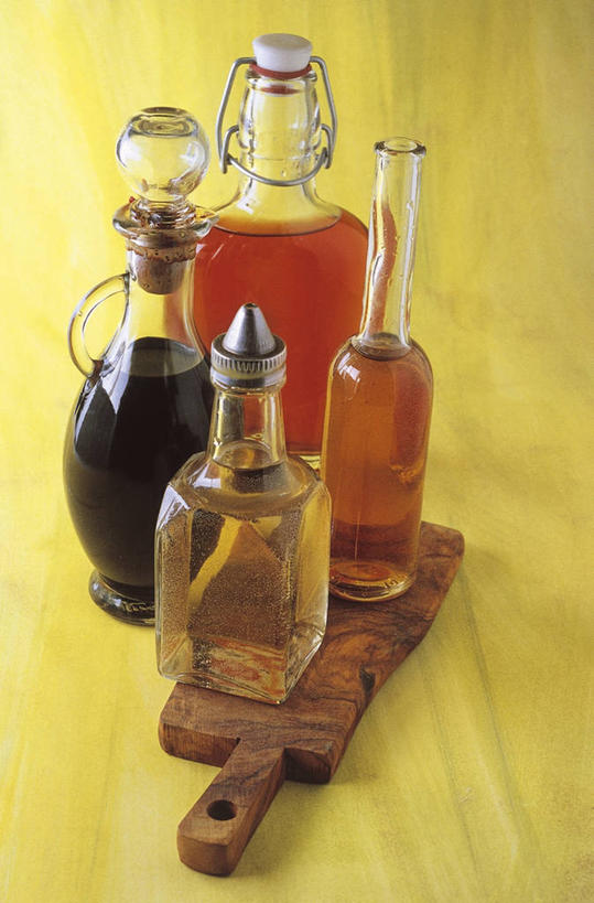 无人,竖图,俯视,室内,特写,桌子,案板,白葡萄酒,酒类,饮食,酒,酒瓶,饮料,瓶子,四个,红葡萄酒,摄影,多样,选择,陈醋,彩图,高角度拍摄