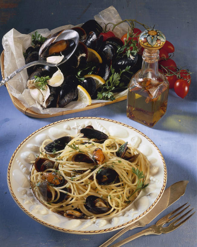 无人,竖图,俯视,室内,特写,西红柿,欧洲,不锈钢,叉,茎,餐盘,饮食,盘子,瓶子,汤匙,摄影,生活方式,地中海文化,餐刀,厨房器具,健康食物,意大利细面条,海产,彩图,高角度拍摄,影棚拍摄