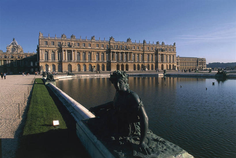 无人,体育馆,游泳池,宫殿,横图,室外,白天,水,喷泉,雕塑,法国,欧洲,波纹,反射,雕像,城堡,庭院,水池,水面,宏伟,历史,泳池,蓝色,地标建筑,摄影,游泳馆,地中海文化,法国文化,皇室,万里无云,凡尔赛,法兰西岛大区,彩图,传统文化,过去