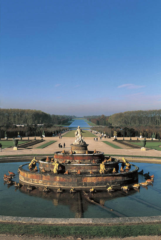 人群,宫殿,竖图,室外,白天,度假,水,喷泉,雕塑,法国,欧洲,行人,游客,游人,反射,雕像,城堡,宏伟,历史,路人,旅客,树,蓝色,地标建筑,摄影,园林,地中海文化,法国文化,皇室,万里无云,凡尔赛,法兰西岛大区,过客,彩图,传统文化,过去