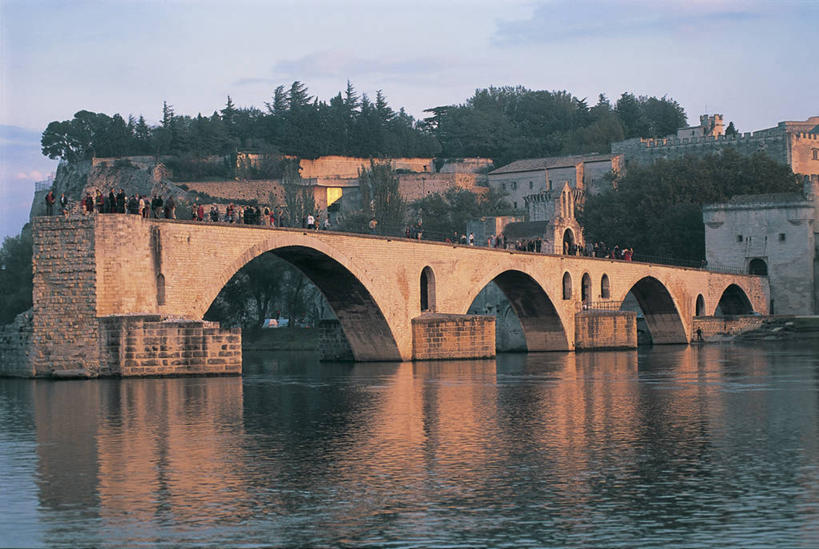 横图,室外,白天,度假,河流,城市,建筑,法国,欧洲,行人,游客,游人,朦胧,模糊,反射,云,城镇,拱门,许多人,联系,历史,路人,旅客,拱桥,树,天空,地标建筑,一群人,运输,摄影,普罗旺斯,地中海文化,法国文化,过客,亚维尼翁,彩图,断桥,罗讷河,过去