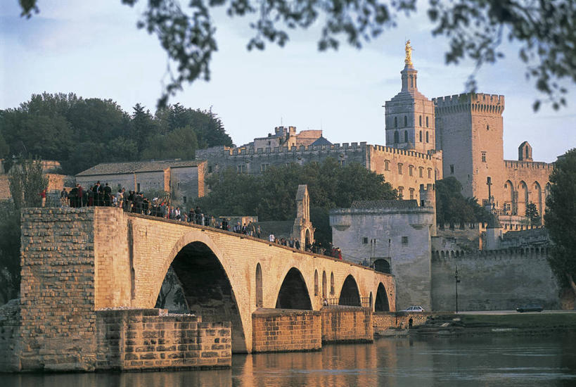 宫殿,横图,室外,白天,度假,河流,城市,建筑,法国,欧洲,行人,游客,游人,反射,云,城镇,拱门,许多人,联系,历史,路人,旅客,拱桥,树,天空,地标建筑,一群人,摄影,宗教,基督教,普罗旺斯,地中海文化,法国文化,教皇宫,过客,亚维尼翁,彩图,断桥,罗讷河,过去