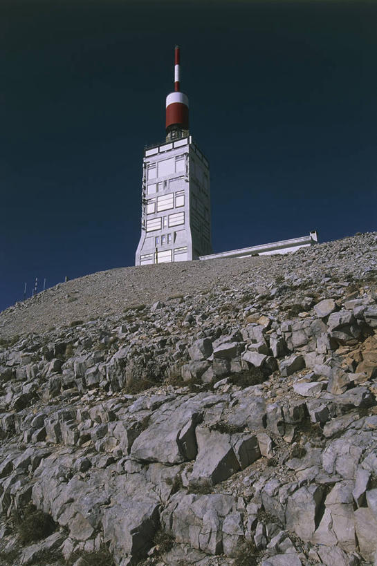 无人,天文台,竖图,室外,白天,仰视,技术,山,道路,建筑,法国,欧洲,信息,实验室,塔,灯塔,交通,天气,方向,摄影,引导,指导,指引,保护,普罗旺斯,地中海文化,万里无云,冯杜山,航标,彩图,低角度拍摄,导航