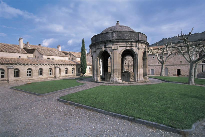 无人,教堂,横图,室外,白天,建筑,法国,欧洲,拱门,历史,草,树,摄影,宗教,回廊,基督教,宗教建筑,地中海文化,法国文化,灵性,彩图,圣约翰,阿维尼翁新城,过去