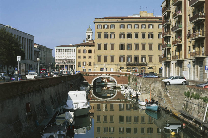 无人,横图,室外,白天,城市,建筑,船,汽车,意大利,欧洲,停靠,反射,桥,车,交通工具,运输,摄影,运河,地中海文化,停泊,载具,意大利文化,托斯卡纳区,万里无云,彩图,利禾奴