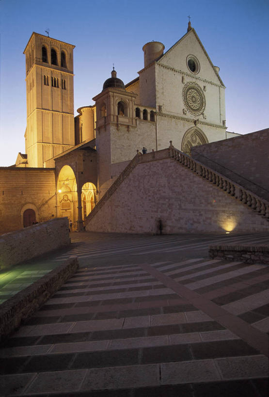 无人,教堂,竖图,室外,仰视,建筑,意大利,欧洲,节日,钟楼,文化,天空,黄昏,地标建筑,祈祷,健康,许愿,摄影,宗教,信仰,纪念,祈求,照亮,神殿,基督教,宗教建筑,地中海文化,天主教,意大利文化,万里无云,翁布里亚大区,灵性,阿西西,平安,彩图,低角度拍摄