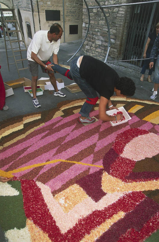 人群,竖图,俯视,室内,地毯,建筑,鞋子,意大利,欧洲,五个人,花纹,朦胧,模糊,装饰,城镇,拿着,休闲装,摄影,宗教,协助,基督教,地中海文化,意大利文化,翁布里亚大区,斯佩洛,男人,彩图,高角度拍摄,传统文化,传统节日