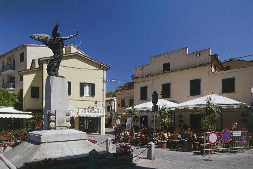 无人,横图,室外,白天,窗户,城市,建筑,雕塑,意大利,欧洲,雕像,云,树,黄色,天空,摄影,创造力,地中海文化,底座,意大利文化,托斯卡纳区,厄尔巴岛,彩图