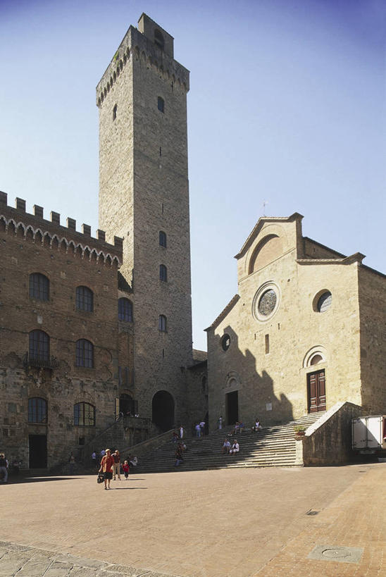 人群,竖图,室外,白天,仰视,窗户,门,建筑,意大利,欧洲,阴影,塔,台阶,摄影,宗教,基督教,宗教建筑,地中海文化,意大利文化,托斯卡纳区,圣吉米尼亚诺,灵性,步行,彩图,低角度拍摄,大教堂