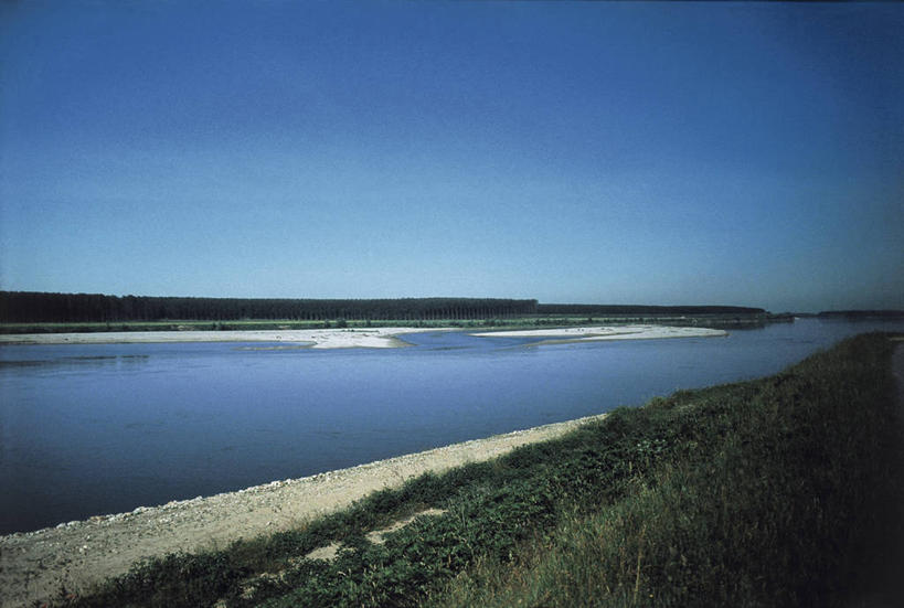 无人,码头,横图,室外,白天,旅游,度假,河流,美景,港口,意大利,欧洲,地平线,地形,景观,水平线,娱乐,草,蓝色,风景,自然,享受,休闲,景色,放松,摄影,流动,宁静,地中海文化,自然风光,意大利文化,威尼托大区,万里无云,彩图,摆渡口,埠头,渡口,渡头,港湾,海港,货运码头,口岸,商港,波河