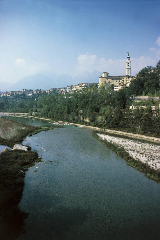 无人,竖图,室外,白天,河流,城市,建筑,意大利,欧洲,云,塔,树,天空,摄影,地中海文化,意大利文化,威尼托大区,贝卢诺,彩图