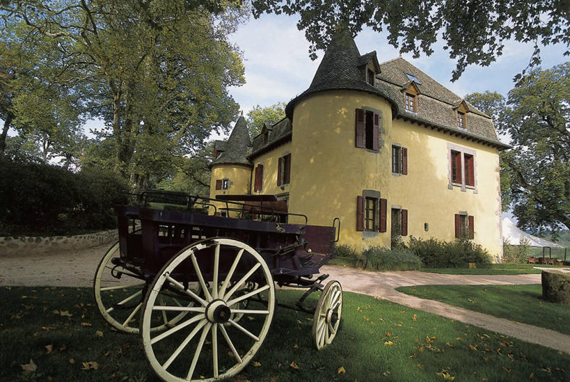 无人,横图,室外,白天,建筑,汽车,法国,欧洲,城堡,历史,车,树,天空,交通工具,运输,摄影,地中海文化,载具,奥弗涅,彩图,过去