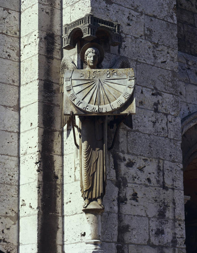 无人,竖图,室外,白天,建筑,雕塑,法国,天使,雕像,墙,历史,摄影,宗教,基督教,宗教建筑,地中海文化,日晷,法国文化,灵性,夏特尔大教堂,彩图,大教堂,夏特尔,过去