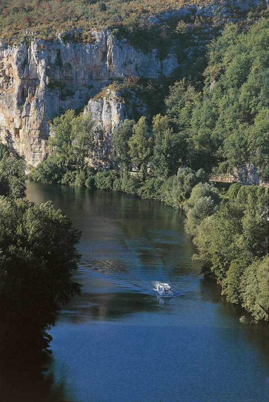 无人,竖图,俯视,室外,白天,河流,美景,船,法国,欧洲,反射,景观,悬崖,树,自然,景色,运输,摄影,宁静,地中海文化,自然风光,观光船,彩图,高角度拍摄,旅行,洛特河