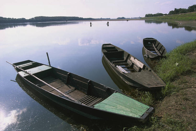 无人,横图,俯视,室外,白天,河流,美景,船,法国,欧洲,停靠,反射,地平线,景观,草,自然,景色,运输,摄影,宁静,桨,西欧,地中海文化,停泊,法兰西,自然风光,法兰西共和国,法兰西第五共和国,卢瓦尔河,罗亚尔河,彩图,高角度拍摄