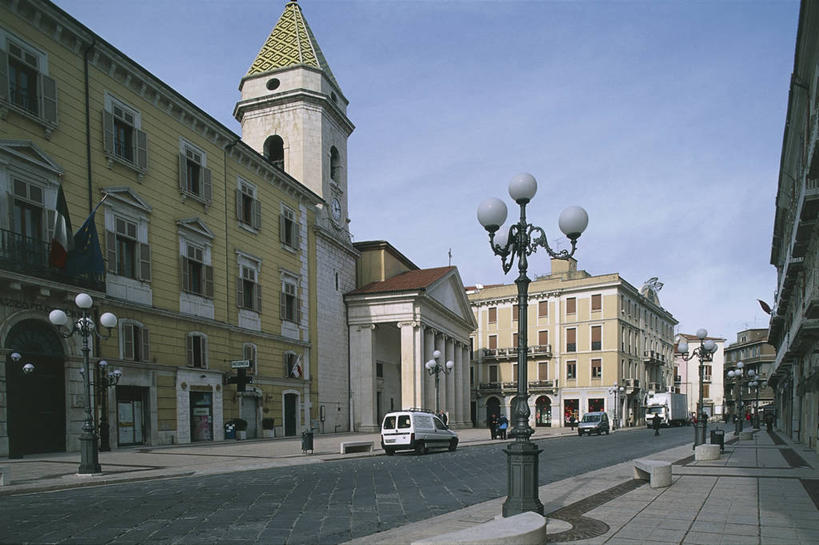 无人,教堂,横图,室外,白天,仰视,城市,建筑,路,路灯,汽车,意大利,欧洲,节日,云,人行道,文化,车,天空,交通工具,祈祷,健康,许愿,运输,摄影,宗教,信仰,纪念,祈求,基督教,宗教建筑,地中海文化,天主教,载具,信念,意大利文化,灵性,平安,彩图,低角度拍摄,大教堂,礼拜堂,莫利塞