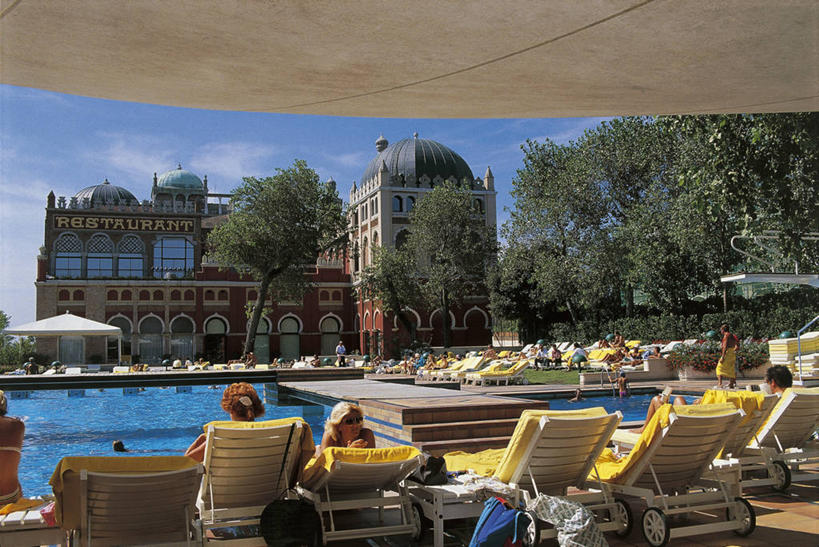 人群,体育馆,游泳池,横图,室外,白天,度假,水,建筑,酒店,意大利,欧洲,威尼斯,行人,游客,游人,水池,水面,拱门,泳池,路人,旅客,树,放松,摄影,游泳馆,圆顶建筑,地中海文化,华贵,意大利文化,威尼托大区,过客,休闲活动,彩图,丽都