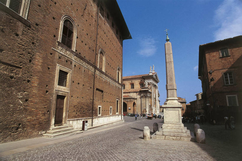 无人,教堂,横图,室外,白天,仰视,城市,建筑,街道,意大利,欧洲,云,文艺复兴,天空,摄影,宗教,基督教,宗教建筑,地中海文化,意大利文化,灵性,乌比诺,彩图,低角度拍摄,大教堂,传统文化