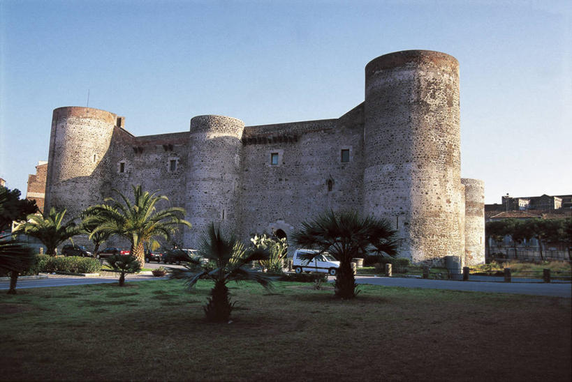 无人,横图,室外,白天,城市,建筑,汽车,意大利,欧洲,阴影,城堡,田地,城镇,历史,车,树,天空,交通工具,运输,摄影,西西里,地中海文化,载具,意大利文化,万里无云,卡塔尼亚,彩图,旅行,过去