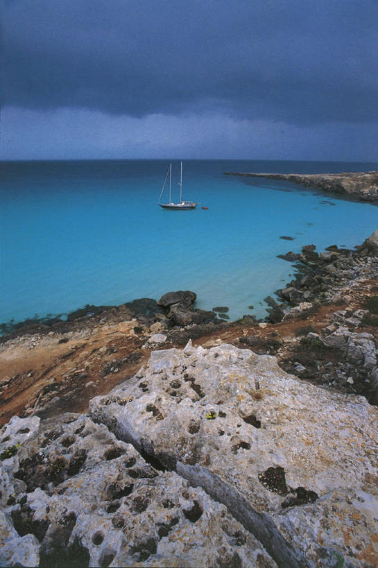 无人,竖图,俯视,室外,旅游,度假,海洋,美景,船,意大利,欧洲,岛,景观,水平线,乌云,娱乐,天空,自然,享受,休闲,景色,放松,运输,摄影,宁静,西西里,岩层,地中海文化,自然风光,意大利文化,埃加迪群岛,自然地理,海滩,岩石,彩图,高角度拍摄,旅行