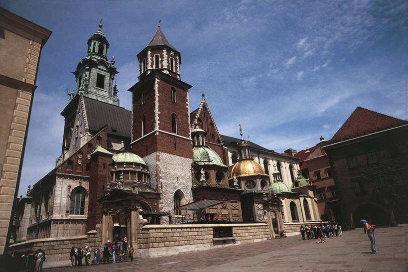 横图,室外,白天,仰视,度假,城市,建筑,欧洲,波兰,行人,游客,游人,朦胧,模糊,城堡,许多人,历史,路人,旅客,天空,地标建筑,一群人,摄影,宗教,基督教,圆顶建筑,宗教建筑,克拉科夫,过客,小波兰省,彩图,低角度拍摄,旅行,大教堂,瓦维尔主教座堂,过去