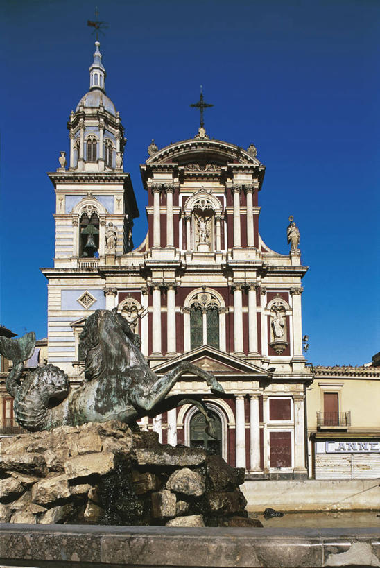 无人,教堂,竖图,室外,白天,水,建筑,喷泉,雕塑,意大利,欧洲,雕像,蓝色,天空,摄影,宗教,基督教,西西里,宗教建筑,地中海文化,意大利文化,螺线,灵性,圣塞巴斯蒂安,彩图