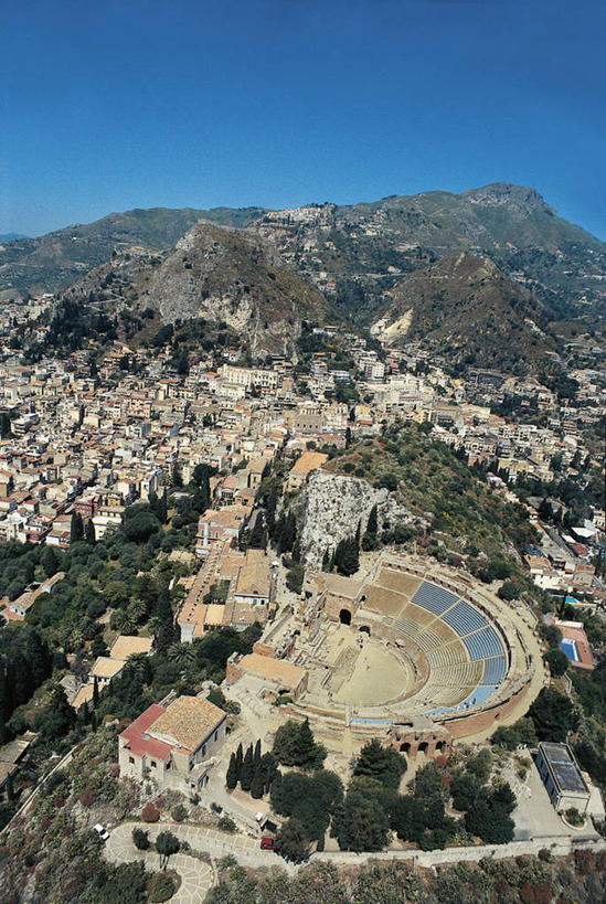 无人,竖图,俯视,航拍,室外,白天,度假,神秘,美景,山,城市风光,城市,建筑,意大利,欧洲,景观,城镇,历史,娱乐,废墟,树,享受,休闲,景色,放松,摄影,西西里,鸟瞰,地中海文化,意大利文化,万里无云,陶尔米纳,古代文明,圆形剧场,会堂,彩图,高角度拍摄,过去