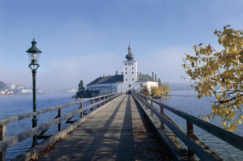 无人,栏杆,码头,横图,室外,白天,湖,港口,建筑,路灯,奥地利,欧洲,阴影,城堡,尖顶,联系,历史,树,摄影,木板路,万里无云,上奥地利州,格蒙登,特劳恩湖,彩图,摆渡口,埠头,渡口,渡头,港湾,海港,货运码头,口岸,商港,过去