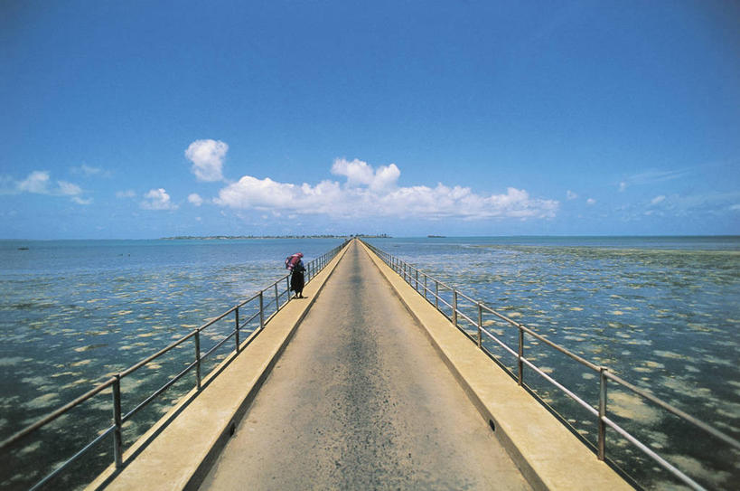 一个人,横图,室外,白天,消失点,海洋,路,非洲,莫桑比克,朦胧,模糊,岛,水平线,云,桥,联系,天空,运输,摄影,彩图