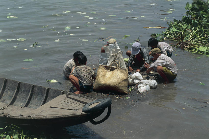 儿童,人群,坐,横图,室外,白天,正面,侧面,纯洁,河流,船,越南,亚洲,朦胧,模糊,背面,鸭舌帽,可爱,童年,童趣,运输,摄影,东南亚,矿产,贫穷,矿物,童真,烂漫,无邪,搜寻,湄公河,芹苴,天真,男孩,彩图,金属矿产