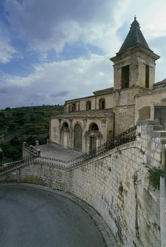 无人,教堂,栏杆,竖图,室外,白天,建筑,意大利,欧洲,云,拱门,围墙,历史,石墙,天空,摄影,宗教,基督教,西西里,宗教建筑,地中海文化,意大利文化,拉古萨,灵性,彩图,过去