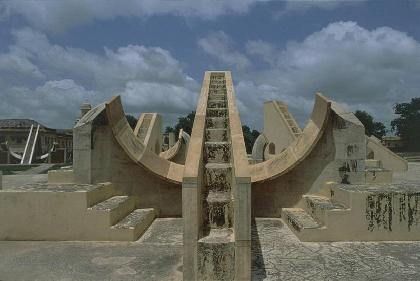 无人,天文台,横图,室外,白天,建筑,印度,亚洲,时间,科学,云,首都,历史,台阶,树,天空,地标建筑,摄影,测量工具,日晷,天文学,拉贾斯坦邦,曼塔天文台,斋普尔,彩图,旅行,过去