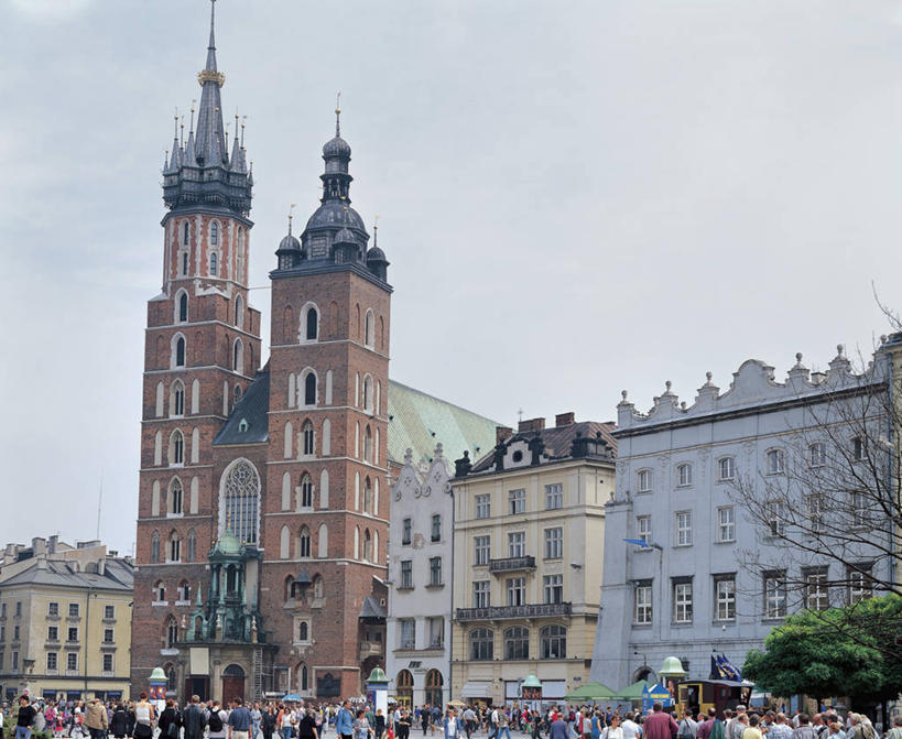 教堂,横图,室外,白天,仰视,城市,建筑,路,欧洲,波兰,朦胧,模糊,塔,尖顶,天空,地标建筑,摄影,宗教,基督教,宗教建筑,群众,灵性,克拉科夫,圣玛丽教堂,彩图,低角度拍摄