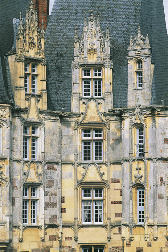 无人,竖图,室外,白天,仰视,窗户,建筑,法国,欧洲,城堡,历史,摄影,地中海文化,诺曼底,彩图,低角度拍摄,过去