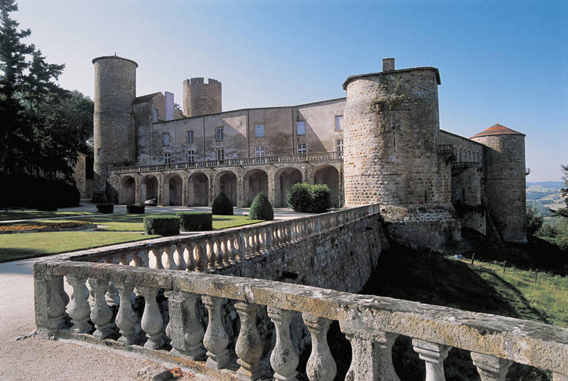 无人,栏杆,横图,室外,白天,建筑,法国,欧洲,阴影,城堡,拱门,历史,草,树,天空,摄影,地中海文化,奥弗涅,彩图,过去