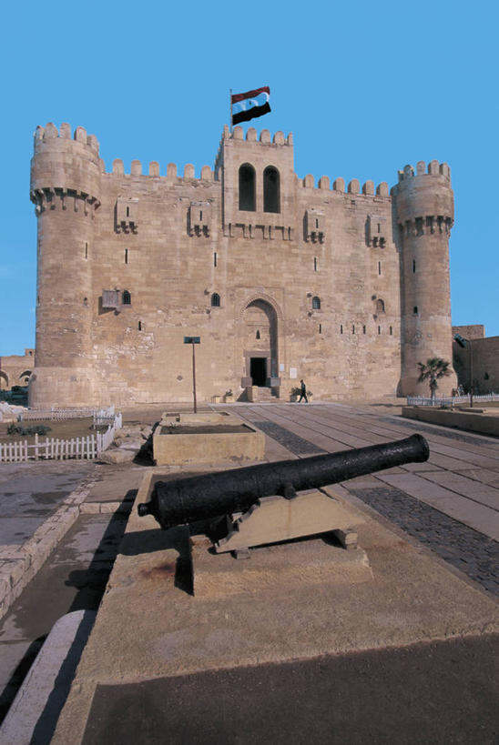 无人,竖图,室外,白天,安全,风,建筑,旗帜,非洲,埃及,云,历史,蓝色,天空,炮,武器,摄影,中东,要塞,地中海文化,埃及文化,亚历山大港,彩图,埃及国旗